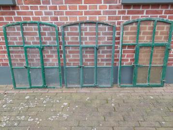 Twee zeer mooie unieke te openen gietijzeren stalramen.  beschikbaar voor biedingen