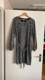 Zwart witte jurk claudia stater mt 42, Kleding | Dames, Jurken, Wit, Maat 42/44 (L), Ophalen of Verzenden, Knielengte