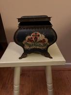 Oud bijzonder blikje op pootjes, Verzamelen, Blikken, Ophalen of Verzenden, Gebruikt, Overige