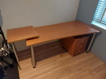 Bureau met bijtafel en ladenkast van hout 