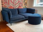 Stijlvolle blauwe velvet bank + hocker (MADE, model Wes), Ophalen, Zo goed als nieuw, 75 tot 100 cm, 200 tot 250 cm