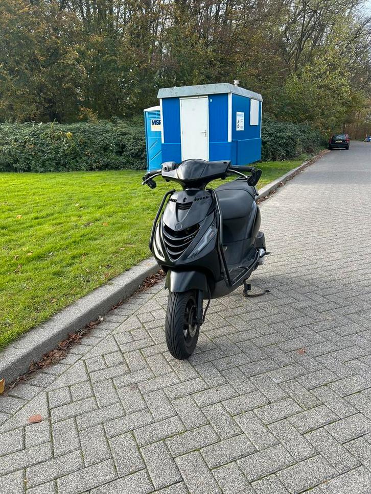 Zip piaggio 50cc 4t 2010, Fietsen en Brommers, Scooters | Piaggio, Zo goed als nieuw, Zip, Maximaal 45 km/u, Benzine, Ophalen