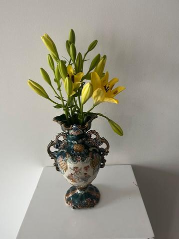 Art Nouveau vaas in barbotine beschikbaar voor biedingen