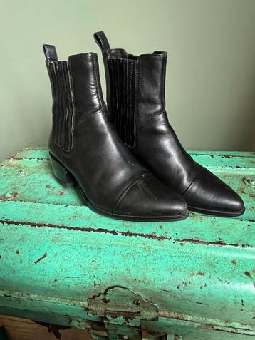 Zwarte enkellaarsjes beschikbaar voor biedingen