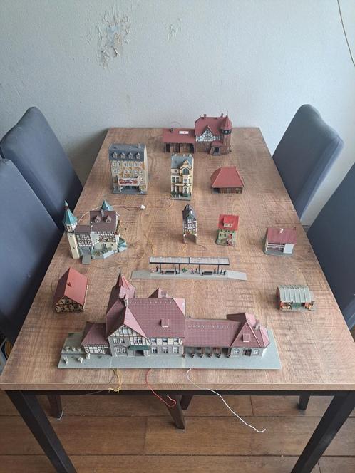 12 huisjes en gebouwen voor H0, Hobby en Vrije tijd, Modeltreinen | H0, Gebruikt, Brug, Tunnel of Gebouw, Gelijkstroom of Wisselstroom