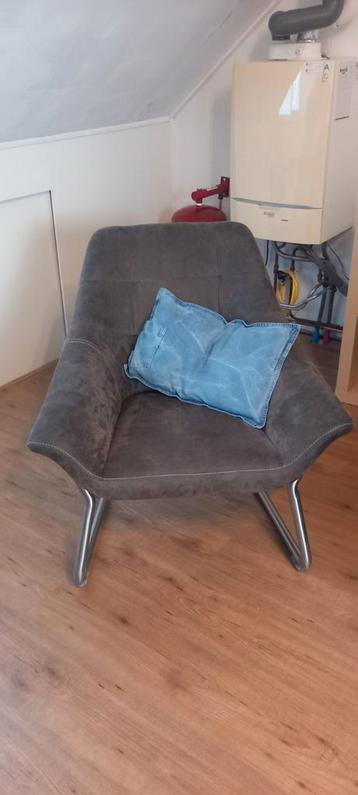 Comfortabele fauteuil met metalen frame beschikbaar voor biedingen