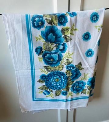 Vintage zomers wit tafelkleedje/met kobaltblauwe bloemen beschikbaar voor biedingen
