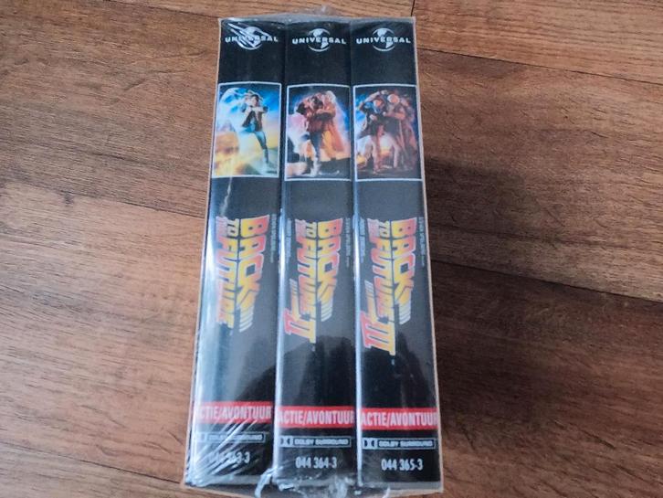 Back To The Future VHS boxset GLOEDNIEUW GESEALED! NL versie, Cd's en Dvd's, VHS | Film, Nieuw in verpakking, Actie en Avontuur