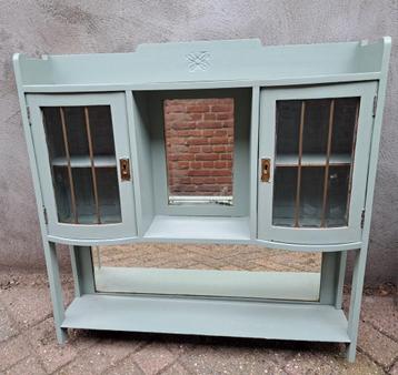 Mooie oude hangkast met facet geslepen glas en spiegels.  beschikbaar voor biedingen