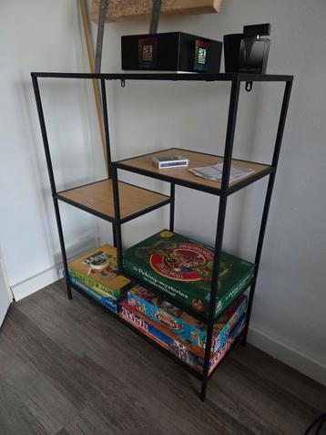 Stijlvolle open kast met houten planken beschikbaar voor biedingen