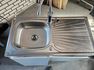 Wastafelmeubel + wastafel + kran met warm water  beschikbaar voor biedingen