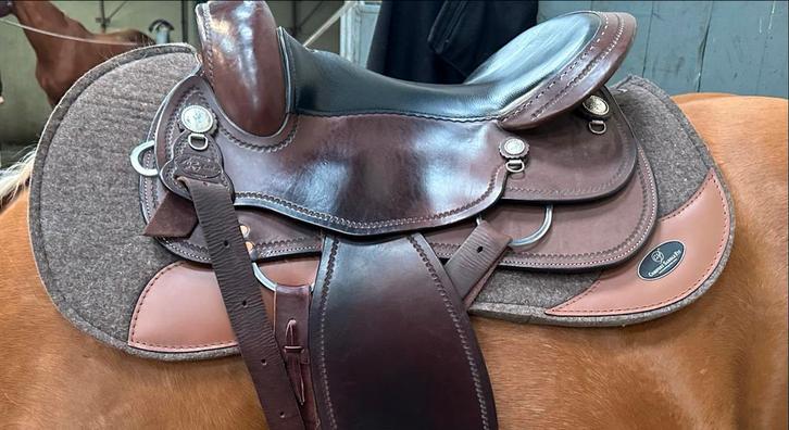 2x comfort saddle western wolfilt pad anatomisch (80cm), Dieren en Toebehoren, Paarden en Pony's | Dekens en Dekjes, Ophalen of Verzenden
