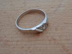 zilveren ring met heldere steentjes [669], Verzenden, Zo goed als nieuw, 17 tot 18, Dame