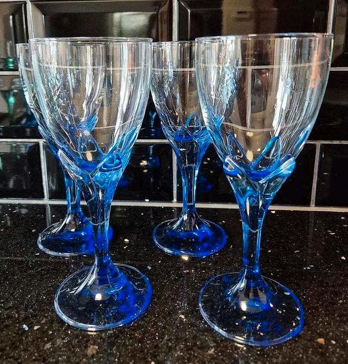 4 Bormioli Rocco wijnglazen op Saffierblauwe voet, Verzamelen, Glas en Borrelglaasjes, Zo goed als nieuw, Overige typen, Ophalen of Verzenden