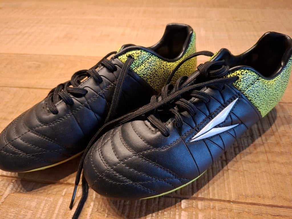 Voetbalschoenen - Maat 37, Sport en Fitness, Voetbal, Ophalen of Verzenden, Zo goed als nieuw, Schoenen