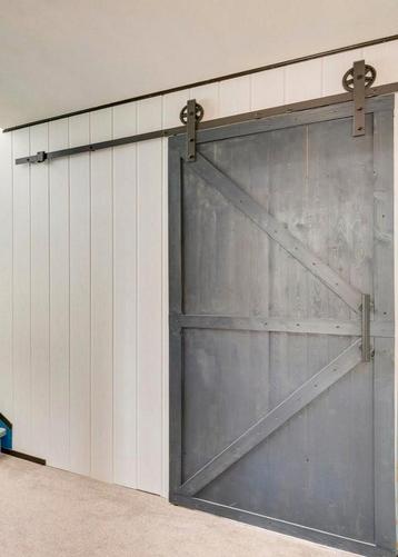 Blauwe Boerderijdeur met Railsysteem beschikbaar voor biedingen