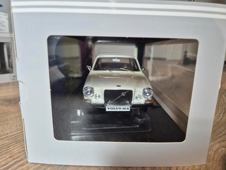 Volvo 164 1:18 wit Triple9, Hobby en Vrije tijd, Modelauto's | 1:18, Nieuw, Auto, Overige merken, Ophalen of Verzenden