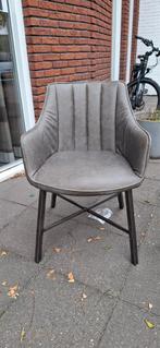 4 Eetkamer stoelen. 2x grijs en 2x grijs groen, Ophalen, Gebruikt, Leer, Eén