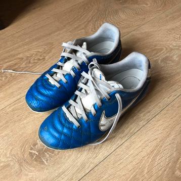 Voetbalschoenen maat 32 beschikbaar voor biedingen