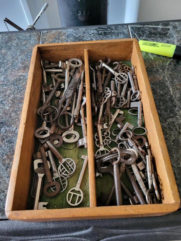 Antieke Sleutels in Houten Bak zo,n 75 stuks, Antiek en Kunst, Curiosa en Brocante, Ophalen of Verzenden