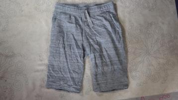 Grijze korte broek. mt S Merk here and There beschikbaar voor biedingen