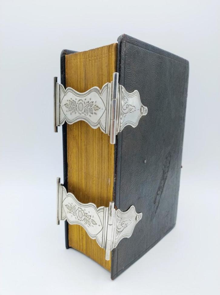 Bijbel met zilveren sloten, J. Kooiman, Schoonhoven, 1874, Antiek en Kunst, Antiek | Boeken en Bijbels, Verzenden