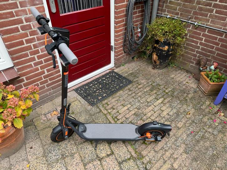 Elektrische step Ninebot F40i in nieuwstaat., Fietsen en Brommers, Steps, Zo goed als nieuw, Elektrische step (E-scooter), Ophalen