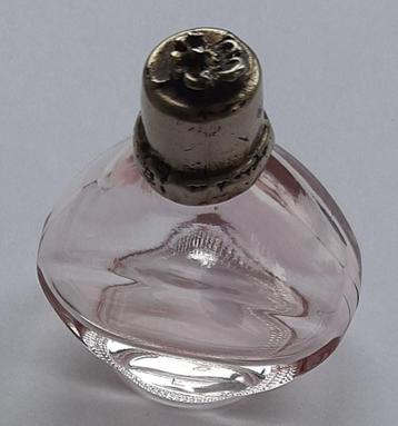 vintage oude parfum flesjes leeg EN oud pillen doosje 5x4x2 beschikbaar voor biedingen
