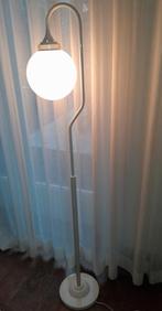 Vintage staande lamp met witte melkglas bol, Huis en Inrichting, Lampen | Vloerlampen, Gebruikt, Ophalen