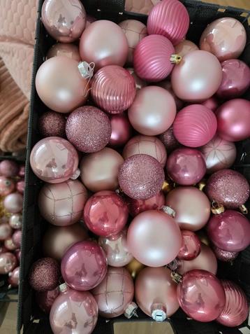 Roze kerstballen (2 bakken vol) glas en plastic  beschikbaar voor biedingen
