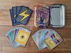 Pokemon bewaarblikje/mini tin gevuld met 25 Pokemon kaarten, Ophalen of Verzenden, Zo goed als nieuw, Meerdere kaarten