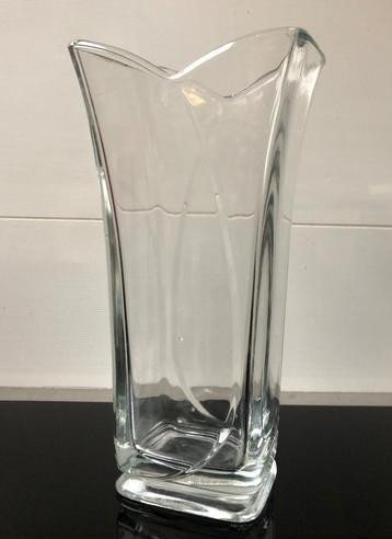 Fraaie VAAS glas 23 cm - glazen beschikbaar voor biedingen