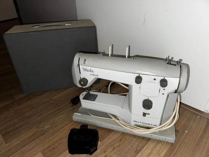 Voor onderdelen moda italia naaimachine gerhard luttmer e-45, Hobby en Vrije tijd, Naaimachines en Toebehoren, Gebruikt, Naaimachine