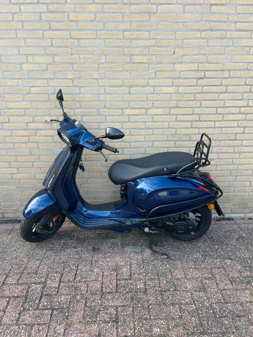 Vespa Sprint 2020 brom midnight blue full option alarm led, Fietsen en Brommers, Scooters | Piaggio, Zo goed als nieuw, Overige modellen