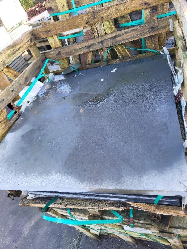 44.8m2 Gebruikte natuursteen tegels zwart 80x80x3cm, Tuin en Terras, Tegels en Klinkers, Nieuw, Terrastegels, Natuursteen, 10 m² of meer