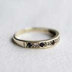 Vintage 9K witgoud Half eternity ring Saffier Diamant -17,25, Sieraden, Tassen en Uiterlijk, Ringen, Ophalen of Verzenden, Zo goed als nieuw