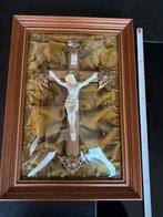 Antiek ingelijst kruisbeeld met bol glas, Antiek en Kunst, Antiek | Religie, Ophalen