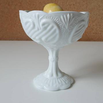 Opaline schaal op voet beschikbaar voor biedingen