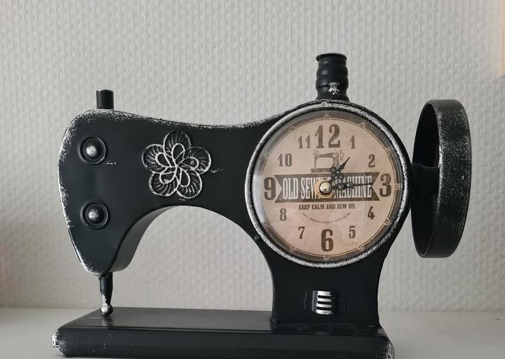 Leuke Naaimachine Klok - Decoratief!, Huis en Inrichting, Woonaccessoires | Klokken, Zo goed als nieuw, Wekker of Tafelklok, Analoog