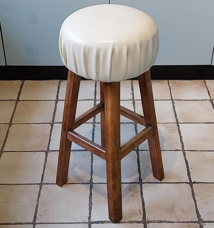 Café barkruk, jaren '70, Huis en Inrichting, Barkrukken, Gebruikt, 60 tot 90 cm, Hout, Leer, 1 kruk, Met voetsteun, Ophalen