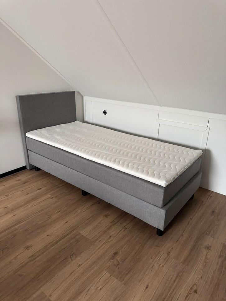 1-persoons boxspring met topper, Huis en Inrichting, Slaapkamer | Bedden, Zo goed als nieuw, Eenpersoons, 90 cm, Stof, Grijs, Ophalen
