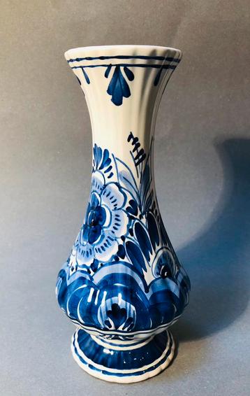 Oude vintage vaas van de Delft Holland fabriek beschikbaar voor biedingen
