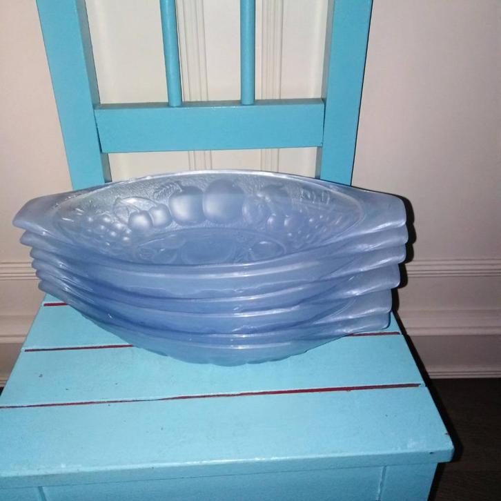 Glazen ijsschaaltjes met fruitreliëf lichtblauw 6 stuks, Huis en Inrichting, Keuken | Servies, Zo goed als nieuw, Schaal of Schalen