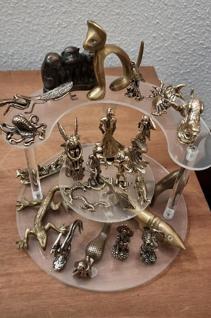 Miniatuur  messing en koper beeldjes 23 stuk met display rek, Antiek en Kunst, Antiek | Koper en Brons, Koper, Ophalen of Verzenden