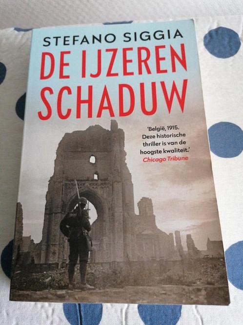 Stefano Siggia - De ijzeren schaduw, Boeken, Thrillers, Zo goed als nieuw, Nederland, Ophalen of Verzenden