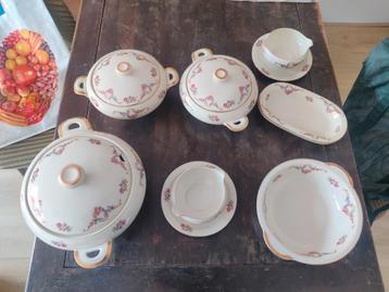 Antiek servies met bloemen patroon beschikbaar voor biedingen