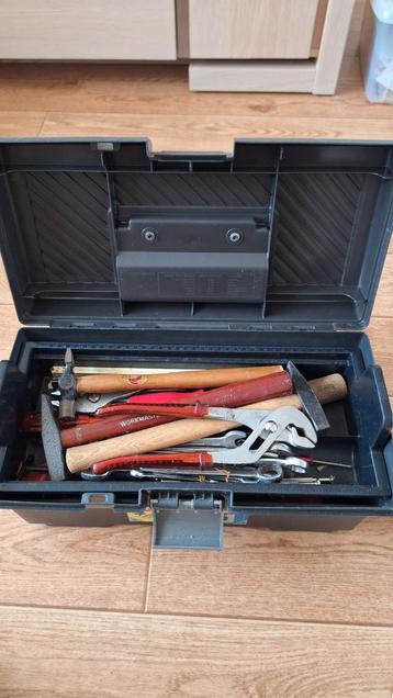 Kist gemengd handgereedschap.  beschikbaar voor biedingen