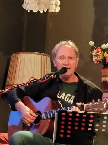 Troubadour Marcel (gitarist & zanger) Leiden.