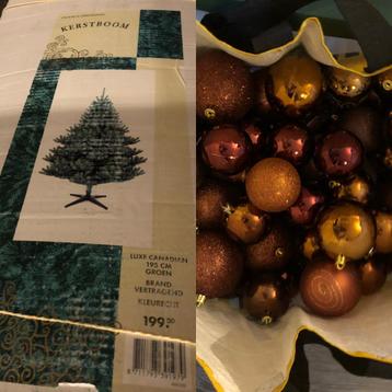 Kerstboom met ballen, piek en slingers beschikbaar voor biedingen