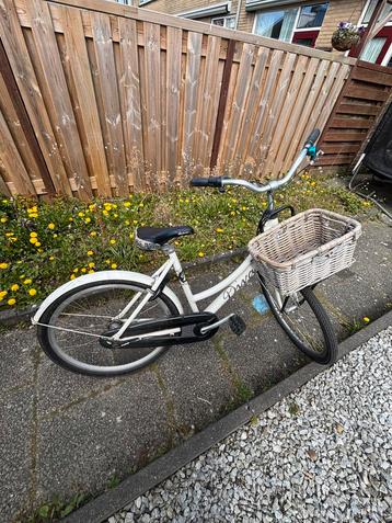 Witte Batavus fiets met mandje beschikbaar voor biedingen